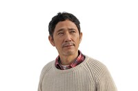 小林薫。小林演じる小清水元は、小清水経営コンサルタントの所長で政財界を裏から支えているフィクサー。薫に出会い、理解を示すふりをしてスカウトする。