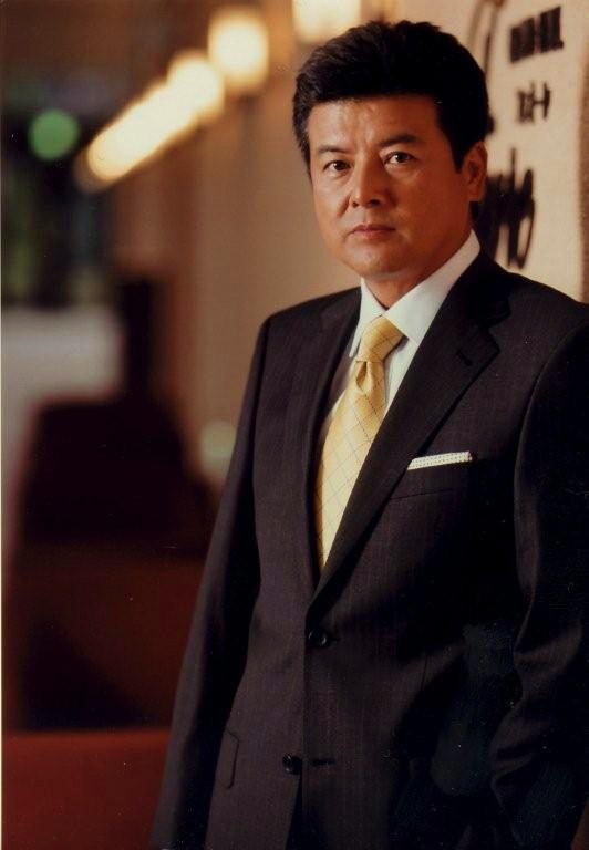 三浦友和。三浦演じる金子千秋は、小清水経営コンサルタントのベテラン所員。金にがめつく、騙されたと分かれば依頼人でも容赦なく型にはめる男。騙されても人を信じようとする薫を小バカにし、率先して自分の金設けに利用する。