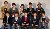 会見の集合写真。左上から時計回りに、宮本充、真殿光昭、浅野真澄、川田紳司、桐本琢也、岡本信彦、赤羽根健治、石川界人、小野賢章、野島健児。