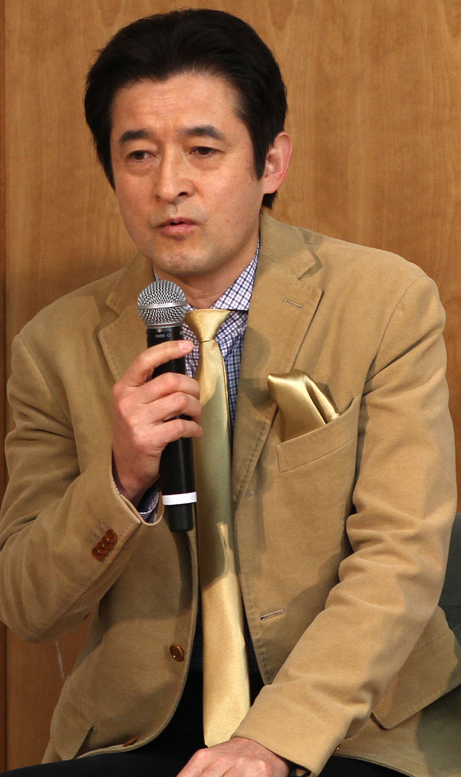 ムウ役の宮本充。