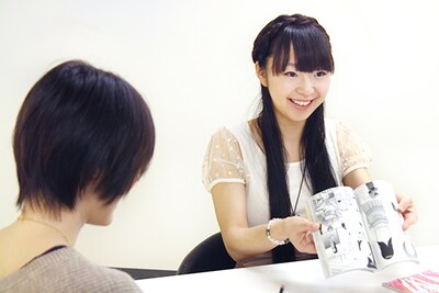 対談の様子。左からさと、橘田いずみ。