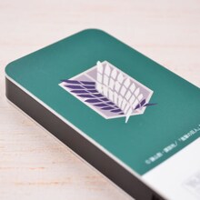 裏面には「自由の翼」をデザイン。(c)諫山創・講談社／「進撃の巨人」製作委員会