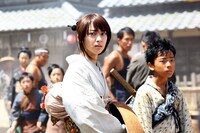 撮影現場より、神谷薫を演じる武井咲と、明神弥彦を演じる大八木凱斗。(c)和月伸宏／集英社 (c)2014「るろうに剣心 京都大火／伝説の最期」製作委員会