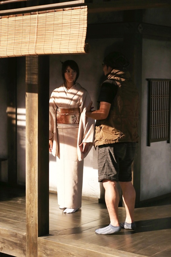撮影現場より、神谷薫を演じる武井咲と、大友監督。 (c)和月伸宏／集英社(c)2014「るろうに剣心 京都大火／伝説の最期」製作委員会