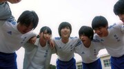 円陣を組むサッカー部の面々。(c)2014 中村尚儁／集英社・「1／11 じゅういちぶんのいち」サポーターズ