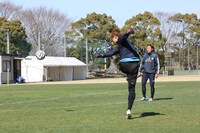 カミソリシュートに挑戦するFC東京の選手たち。(c)Jリーグ×キャプテン翼 DREAMSHOOT製作委員会