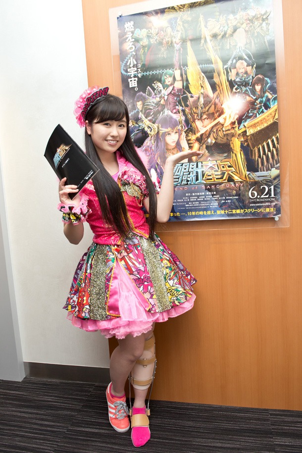 ポスターの前でポーズを取る佐々木彩夏。