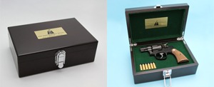 「MODEL GUN＜S&W M-10＞GOLGO 13 DAVE ARMAMENT COMPANY仕様」に付くケース。(c)さいとう・たかを/リイド社