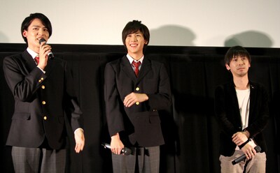 （左から）阿久津愼太郎、池岡亮介、片岡翔監督。