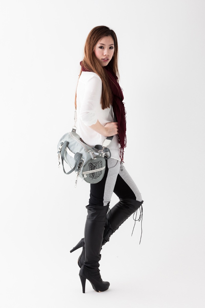 「進撃の巨人 ロールボストンバッグ 立体機動装置モデル」(c)諫山創/講談社