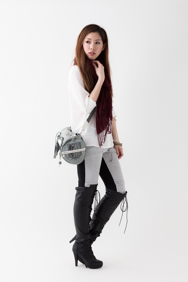 「進撃の巨人 ロールボストンバッグ 立体機動装置モデル」(c)諫山創/講談社