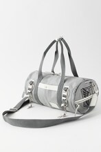 「進撃の巨人 ロールボストンバッグ 立体機動装置モデル」(c)諫山創/講談社