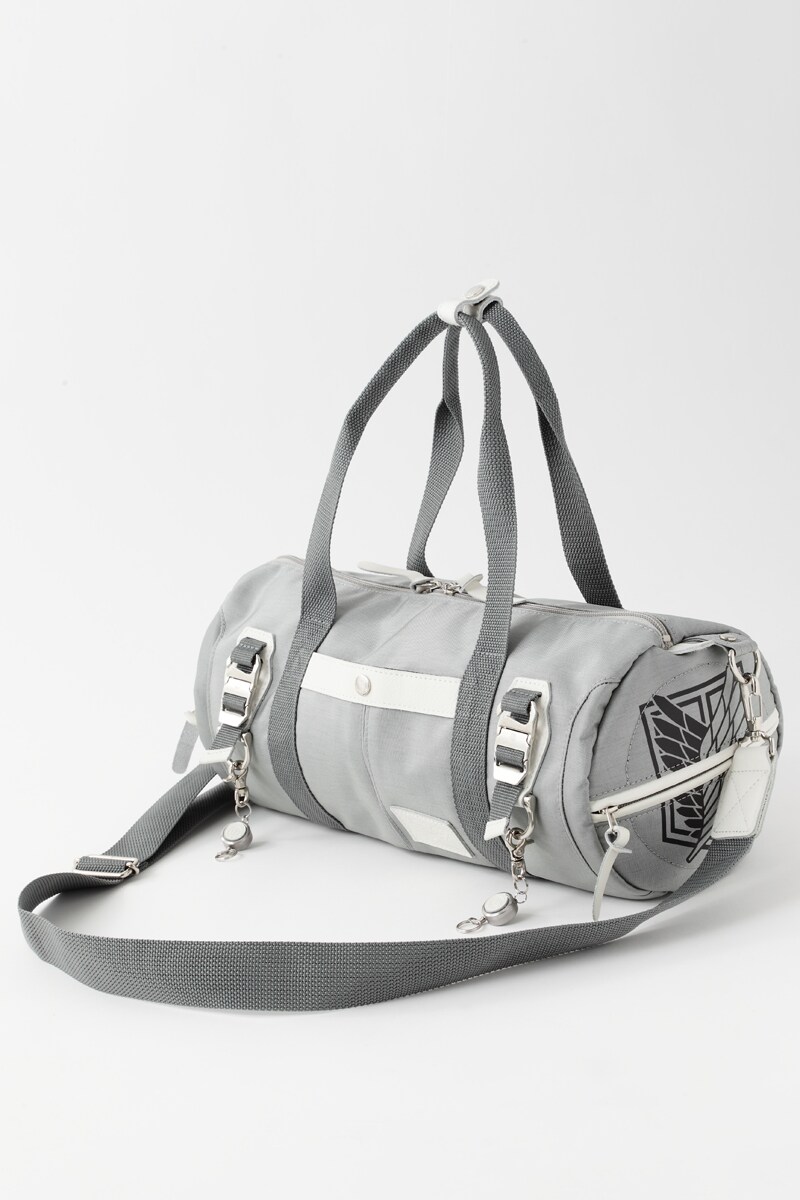 「進撃の巨人 ロールボストンバッグ 立体機動装置モデル」(c)諫山創/講談社