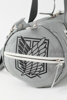 「進撃の巨人 ロールボストンバッグ 立体機動装置モデル」(c)諫山創/講談社