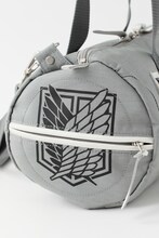 「進撃の巨人 ロールボストンバッグ 立体機動装置モデル」(c)諫山創/講談社