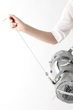 「進撃の巨人 ロールボストンバッグ 立体機動装置モデル」(c)諫山創/講談社