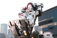 実物大イングラムのデッキアップの様子。