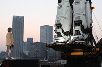 実物大イングラムを眺める押井守。