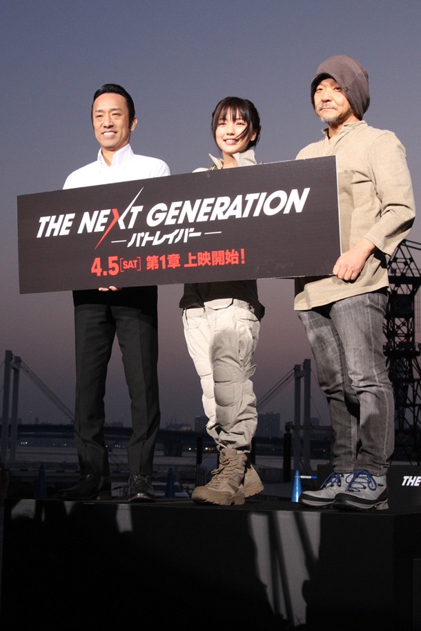 左から筧利夫、真野恵里菜、押井守。