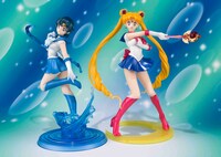 左より「フィギュアーツZERO セーラーマーキュリー」、「フィギュアーツZERO セーラームーン」(C)武内直子・PNP・東映アニメーション