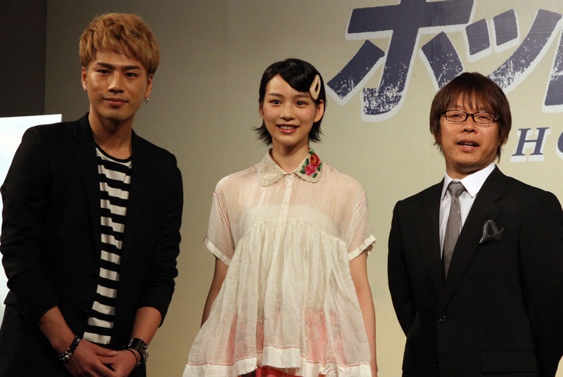 （左から）登坂広臣、能年玲奈、三木孝浩監督。