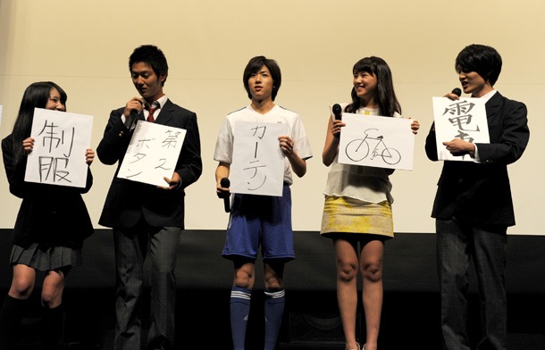 それぞれが思う「青春」をパネルにしたためた5人。