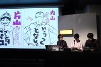 湯浅監督から贈られた色紙に感想を述べる吉田アナウンサー、片山福十郎、内山昂輝（左から）。