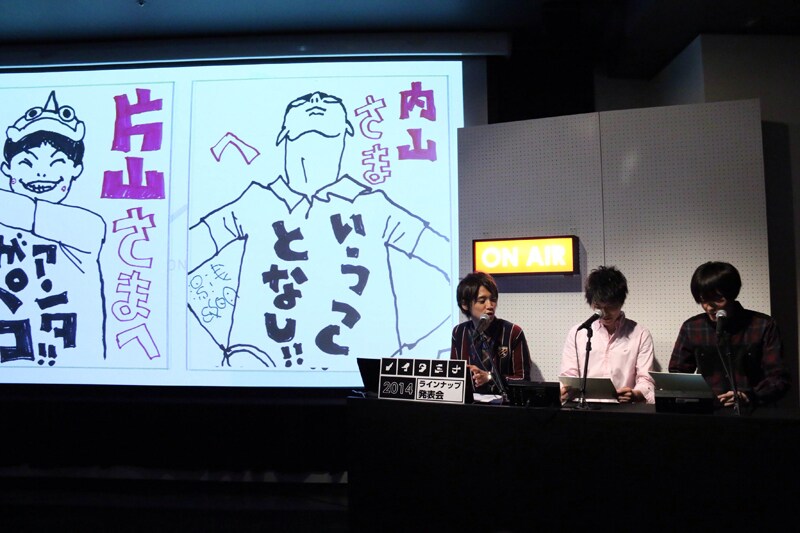 湯浅監督から贈られた色紙に感想を述べる吉田アナウンサー、片山福十郎、内山昂輝（左から）。