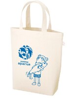 オリジナルグッズのトートバッグ。(c)KIYOHIKO AZUMA/YOTUBA SUTAZIO