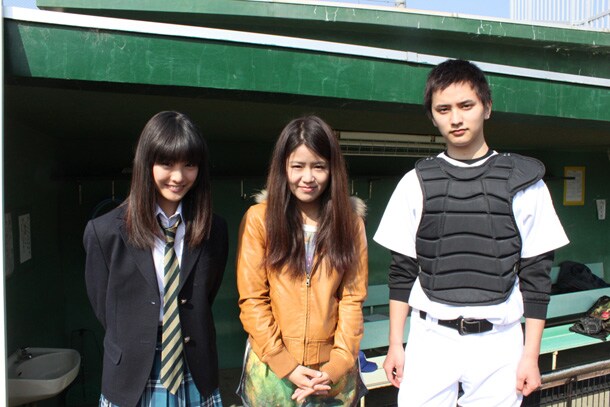 (左から)大友花恋、suzu、瀬戸利樹