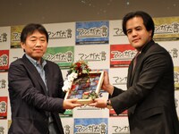 授賞式にて。メディアには顔を出していない森に代わり、フォトセッションに応じる担当編集・大場氏（右）。左は「海街diary」担当編集の真島聡氏。