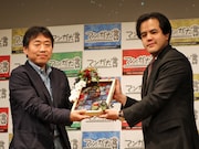 授賞式にて。メディアには顔を出していない森に代わり、フォトセッションに応じる担当編集・大場氏(右)。左は「海街diary」担当編集の真島聡氏。