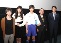 （左から）片岡翔監督、竹富聖花、池岡亮介、山田長満氏、山口素弘氏。