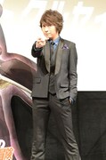空条承太郎の決めポーズで撮影に応じる小野大輔。
