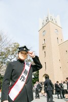 早稲田大学大隈講堂の前に立つ島耕作。