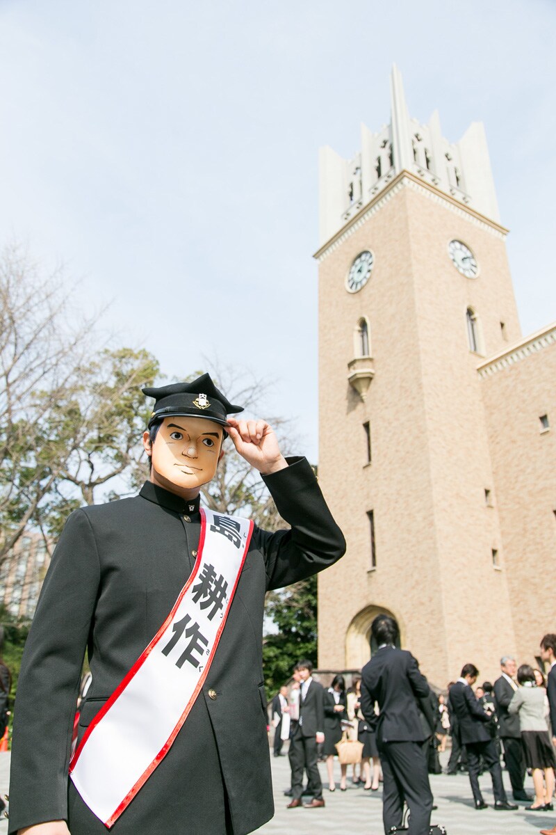 早稲田大学大隈講堂の前に立つ島耕作。