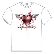 「『魔法少女サイト』Tシャツ」。大きな血まみれのハートは佐藤健太郎がデザインしたもの。2700円。
