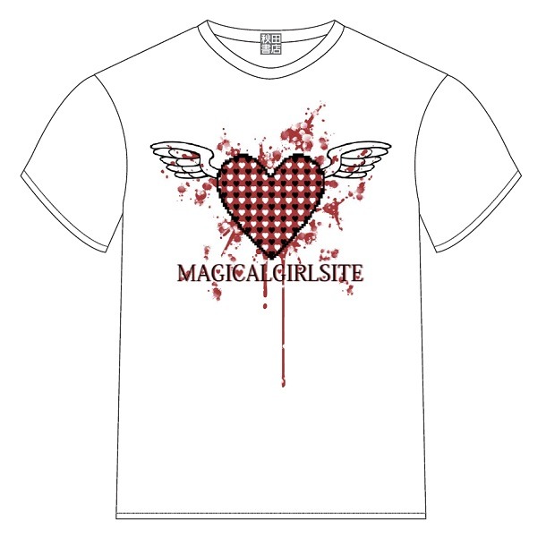 「『魔法少女サイト』Tシャツ」。大きな血まみれのハートは佐藤健太郎がデザインしたもの。2700円。