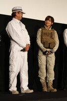 左から千葉繁、真野恵里菜。