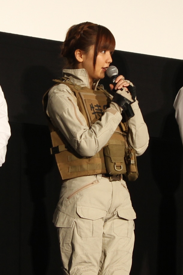 泉野明役の真野恵里菜。