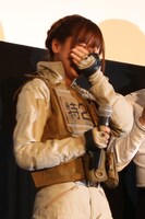 感極まって涙をこぼす、泉野明役の真野恵里菜。