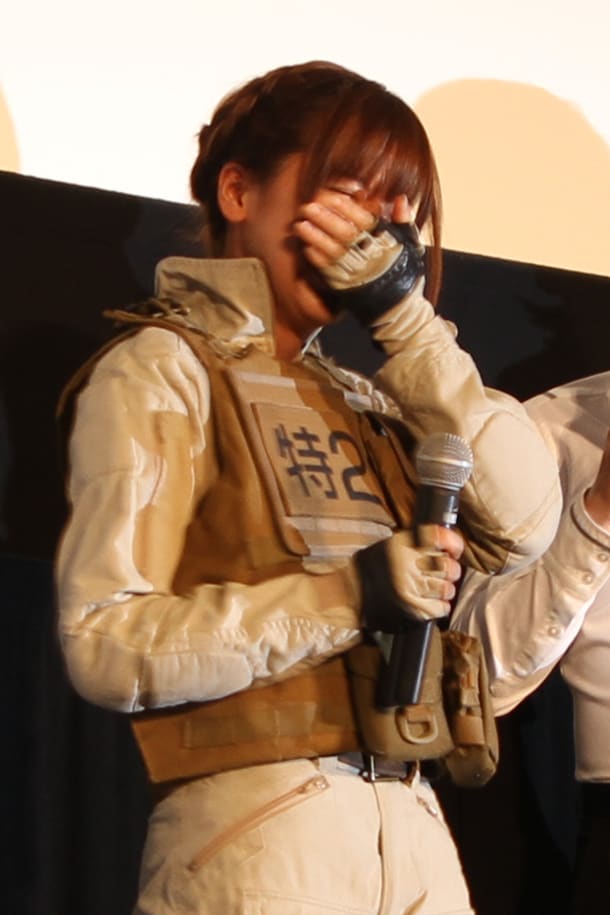 感極まって涙をこぼす、泉野明役の真野恵里菜。