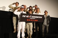 前列左から千葉繁、真野恵里菜、筧利夫、押井守。後列左からしおつかこうへい、堀本能礼、太田莉菜、田尻茂一。