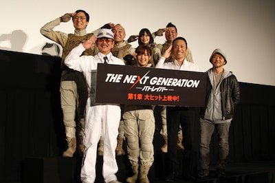 前列左から千葉繁、真野恵里菜、筧利夫、押井守。後列左からしおつかこうへい、堀本能礼、太田莉菜、田尻茂一。