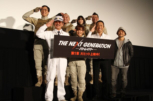 前列左から千葉繁、真野恵里菜、筧利夫、押井守。後列左からしおつかこうへい、堀本能礼、太田莉菜、田尻茂一。