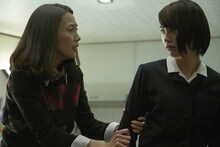 映画「ホットロード」より、和希のママ役の木村佳乃（左）と、和希役の能年玲奈（右）。 (c)2014『ホットロード』製作委員会 (c)紡木たく/集英社