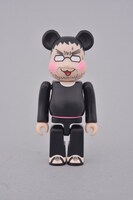 「BE@RBRICK 監督不行届 ロンパース＆カントクくん」のカントクくん。2つセットで3780円。(c)監督不行届製作委員会（c）Moyoco Anno/CorkBE@RBRICK TM & (C) 2001-2014 MEDICOM TOY CORPORATION. All rights reserved.