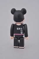 「BE@RBRICK 監督不行届 ロンパース＆カントクくん」のカントクくん。(c)監督不行届製作委員会（c）Moyoco Anno/Cork