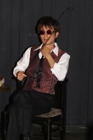 会見が始まる前の、サイフリート役の青木隆敏。