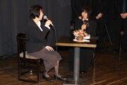 萩尾望都と倉田淳によるトークショーの様子。